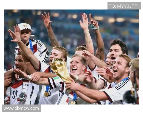 双手食指高举的足球明星展现激情与荣耀的瞬间